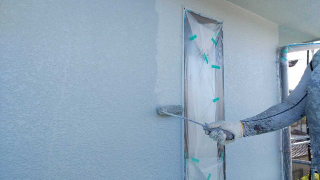 【宮崎・鹿児島地区】モルタル外壁の住宅でシーリング作業を行います外壁上塗り_1_確定