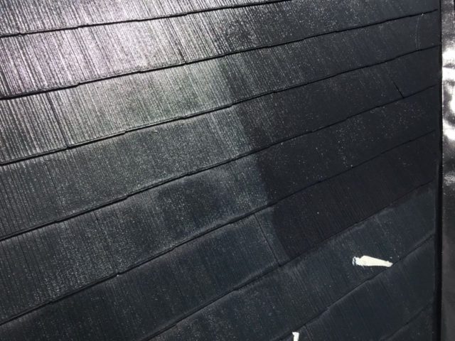 【宮崎県宮崎市】田野町にあるコロニアル＆窯業系サイディングの住宅で足場設置・養生・高圧洗浄を行います屋根中塗り_1_確定