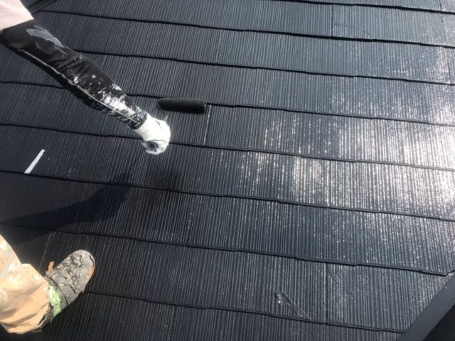 【宮崎県宮崎市】田野町にあるコロニアル＆窯業系サイディングの住宅で足場設置・養生・高圧洗浄を行います屋根上塗り_1_確定