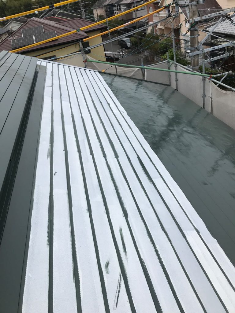 宮崎市ガルバリウム鋼板塗装の様子