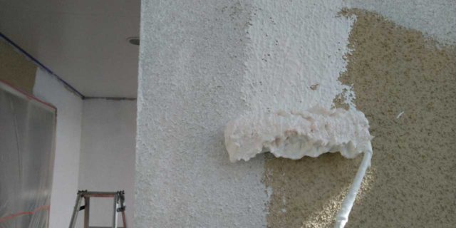 【宮崎県宮崎市】霧島にあるモルタル外壁の住宅で弾性プレミアムフィラーで塗装をした工事外壁下塗り