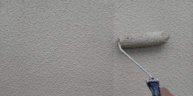 【宮崎県宮崎市】霧島にあるモルタル外壁の住宅で弾性プレミアムフィラーで塗装をした工事外壁上塗り