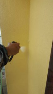 黄色の壁の外壁塗装工事