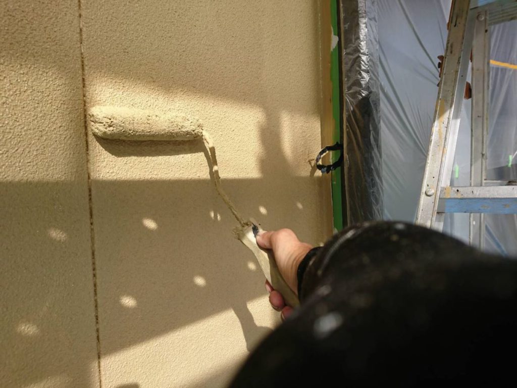 【宮崎県都城市】年見町にある陶器瓦の住宅で外壁・付帯部塗装をした工事壁上