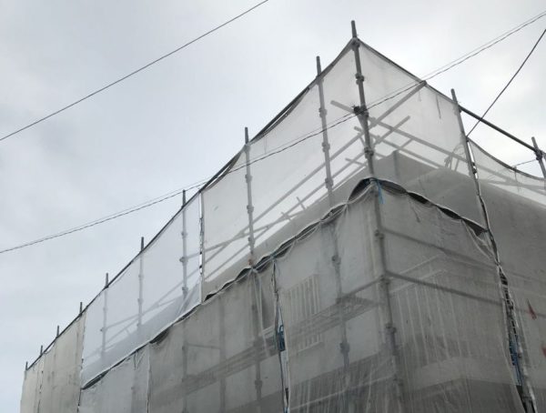 【宮崎県宮崎市】大坪東にあるアルミニウム製のバルコニーの住宅で外壁・屋根・付帯部塗装をした工事養生