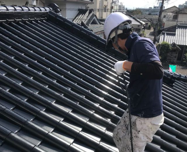 【鹿児島県姶良市】平屋の瓦屋根の住宅で外壁・屋根・付帯部塗装をした工事屋根上