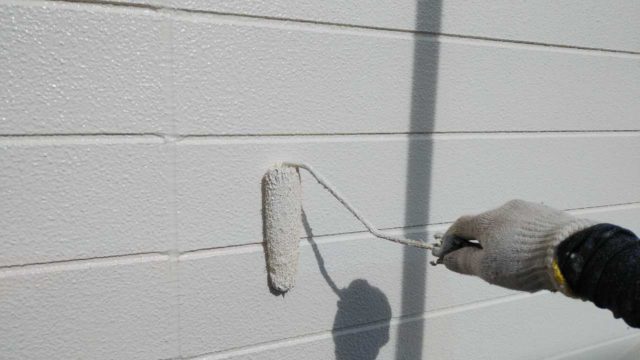 【宮崎・鹿児島地域】瓦屋根とサイディング外壁の住宅を塗装するために足場を設置します外壁上塗り_1_確定