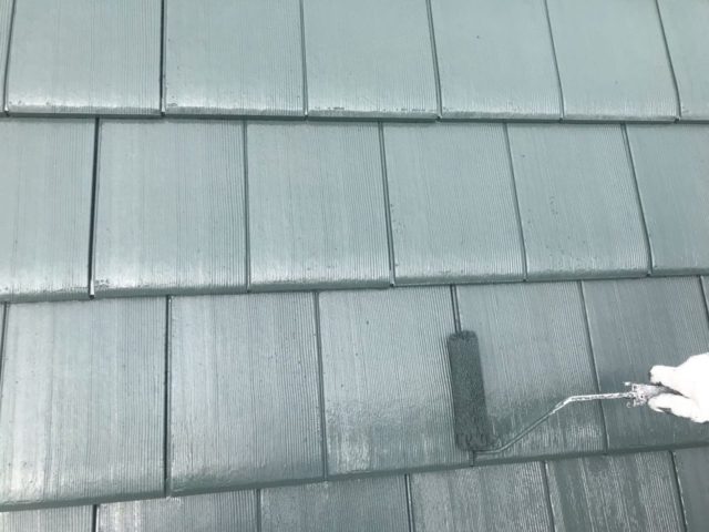 【宮崎県宮崎市】平和が丘東町にある45坪の住宅の外壁をラジカル塗装するために足場を設置しています屋根上塗り_1_確定