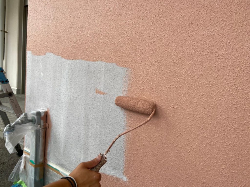 外壁塗装工事の中塗り