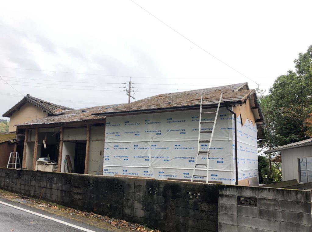 屋根材撤去中の様子