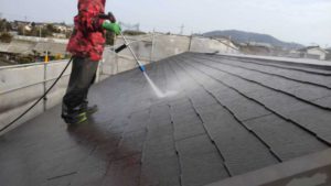屋根の高圧洗浄の様子