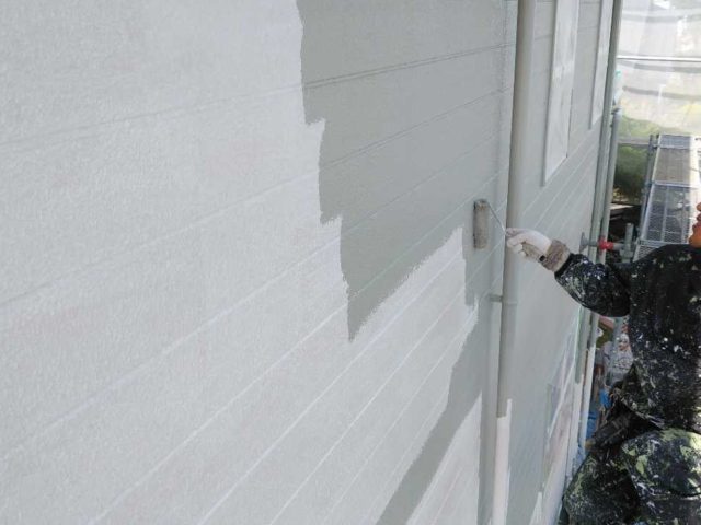 外壁塗装工事中塗りの様子