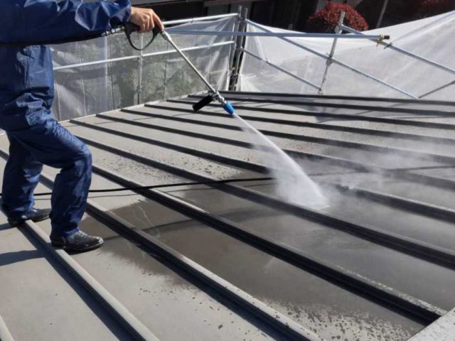 ガルバリウム鋼板屋根の高圧洗浄の様子