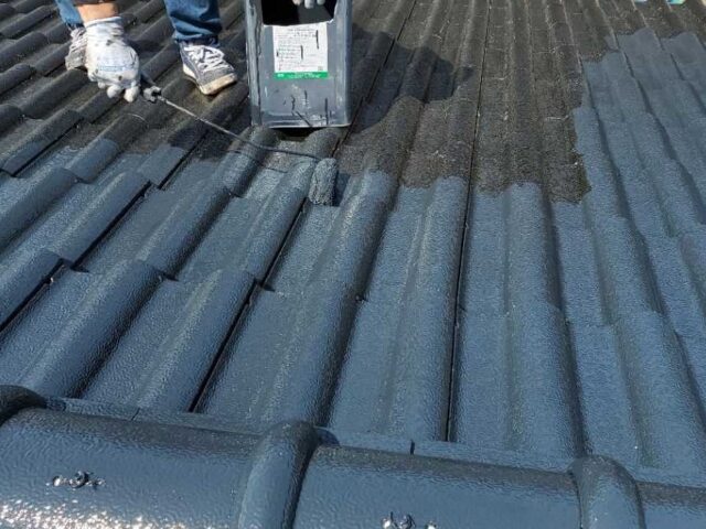 屋根塗装の施工の様子