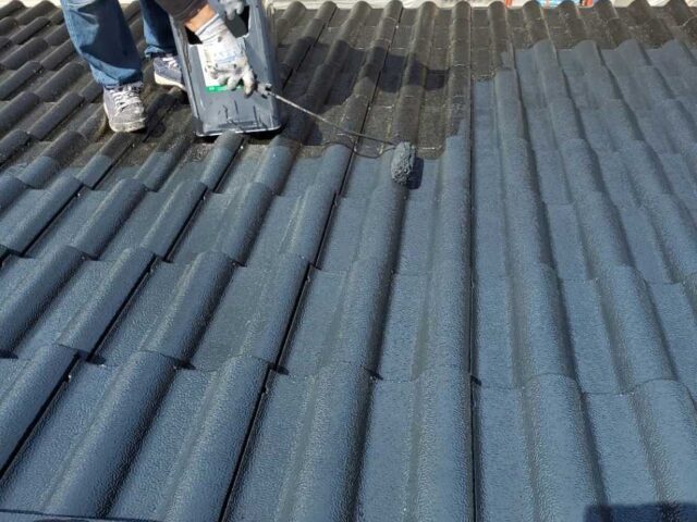 屋根塗装の施工の様子