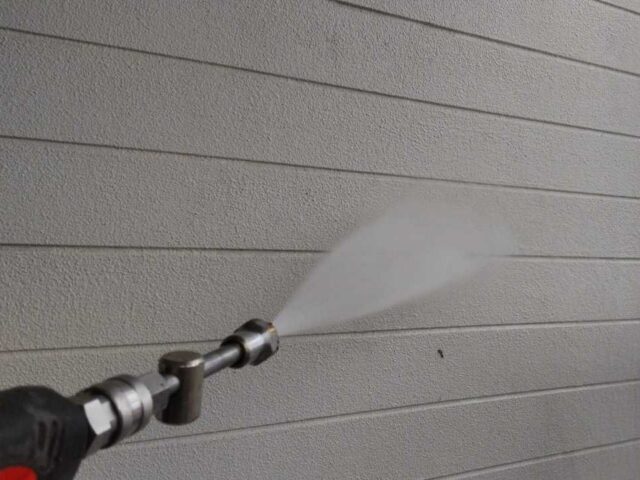 外壁高圧洗浄の様子