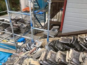 葺き替え工事の瓦撤去の様子