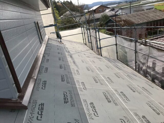 屋根の葺き替え工事　防水シートの様子