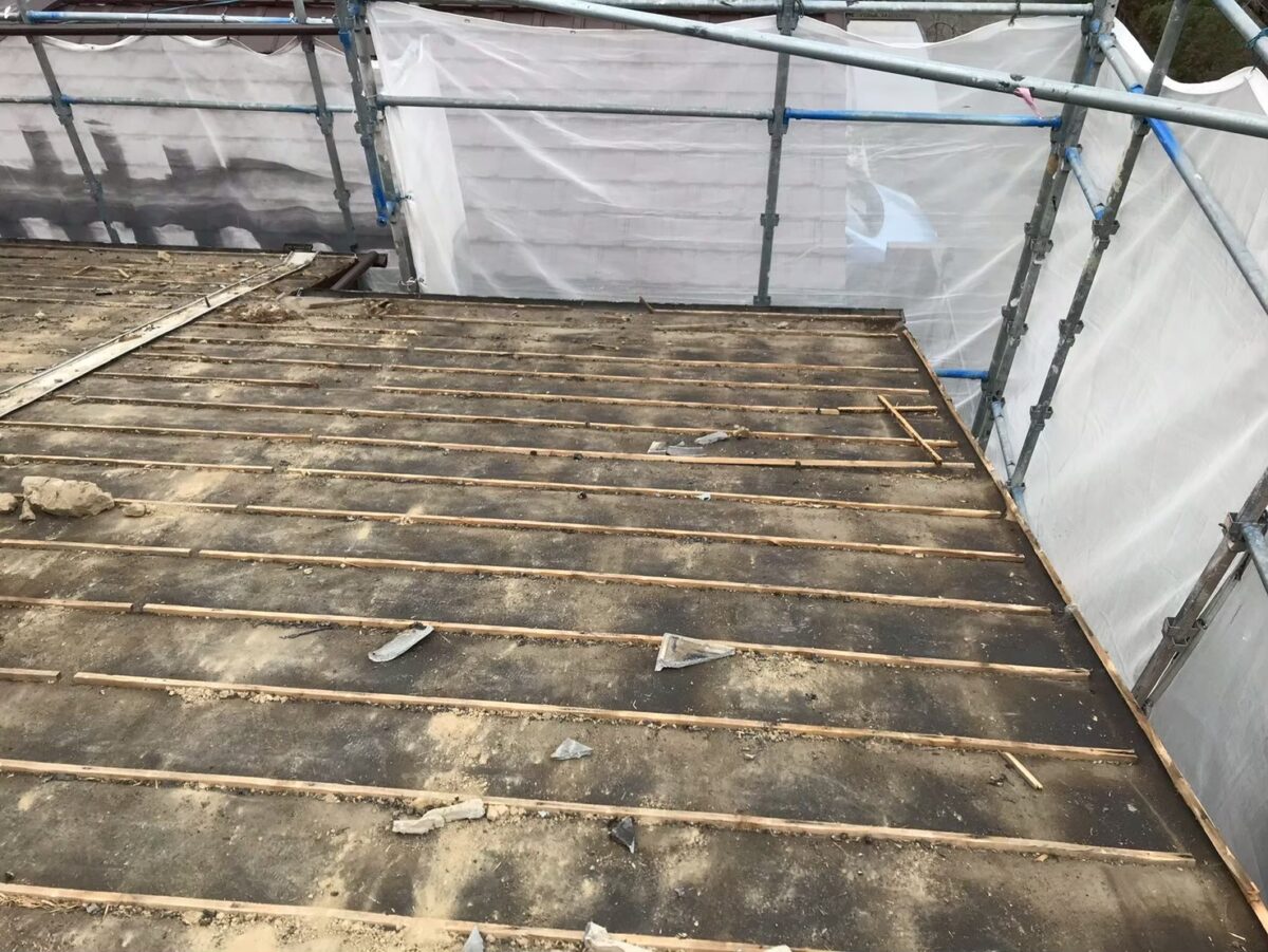 葺き替え工事の瓦撤去の様子